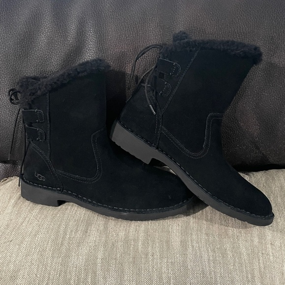 UGG Naiyah black boots 🆕 size 7 - Picture 1 of 7